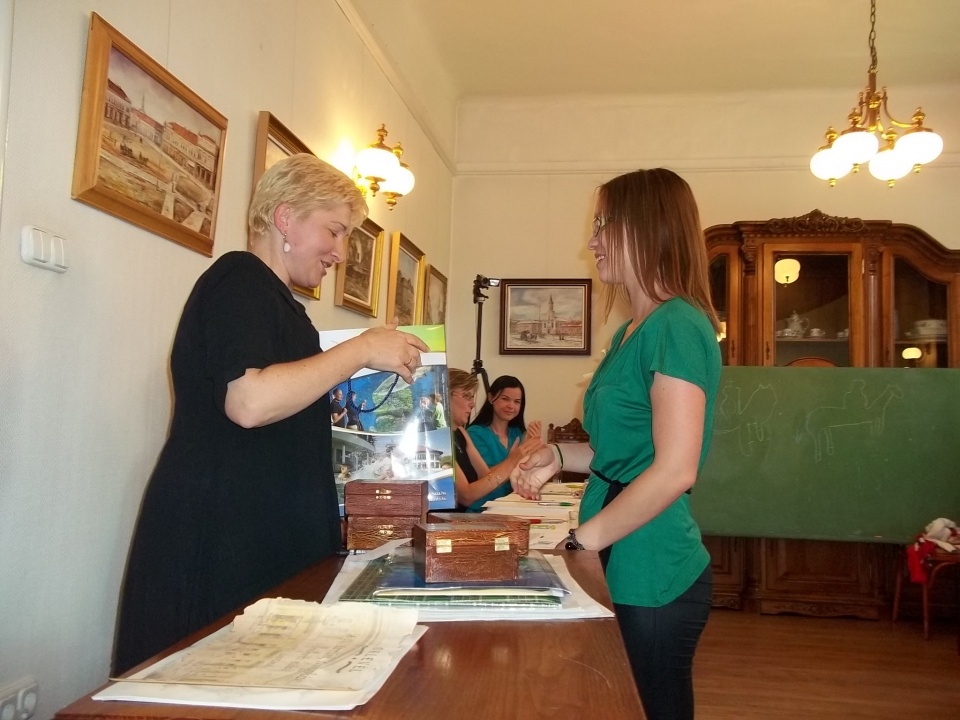 Az 1. helyezettnek járó díjat, Ádámszki Fruzsina a Széchenyi István Középiskola tanulója veszi át