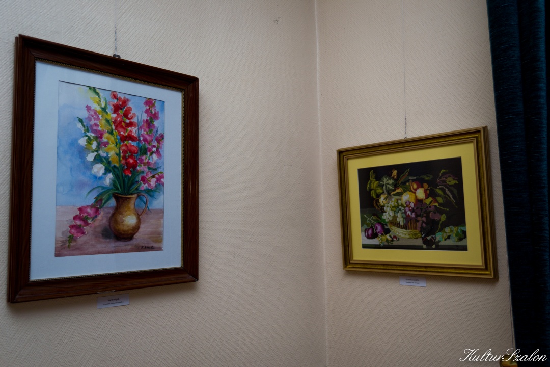 Háziné Szikora Éva akvarellje Elek Ferencné goblenje társaságában.