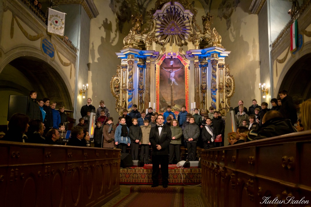 Szabó Soma a kórus karnagya