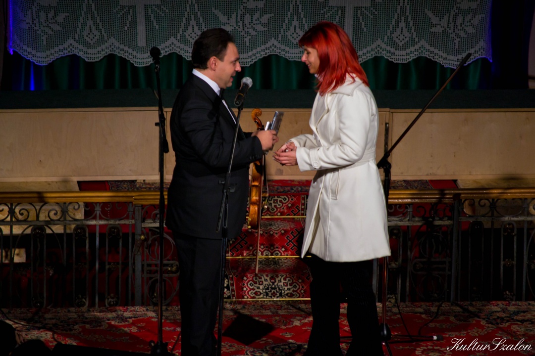 .... és ajándékoz